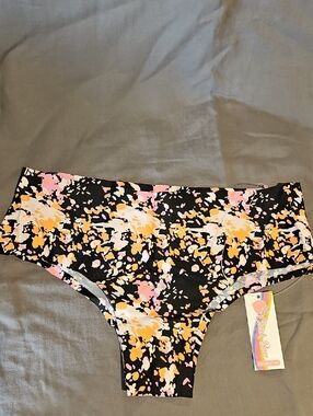 NWT Cheek Boss Black Floral Hipster Cheeky Panties Size Medium